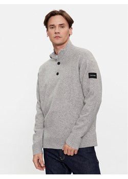 Calvin Klein Sweter K10K111960 Szary Regular Fit ze sklepu MODIVO w kategorii Swetry męskie - zdjęcie 182738981