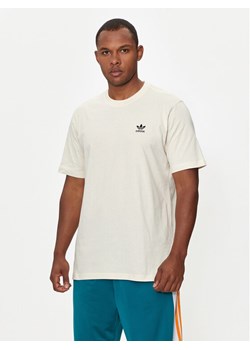 adidas T-Shirt Trefoil Essentials IZ2102 Écru Regular Fit ze sklepu MODIVO w kategorii T-shirty męskie - zdjęcie 182739153