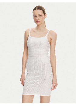Guess Sukienka dzianinowa W5GK45 Z3MN2 Biały Regular Fit ze sklepu MODIVO w kategorii Sukienki - zdjęcie 182739540