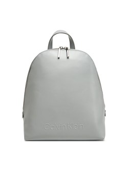 Calvin Klein Plecak Embossed Calvin Round Backpack K60K613185 Szary ze sklepu MODIVO w kategorii Plecaki - zdjęcie 182739810