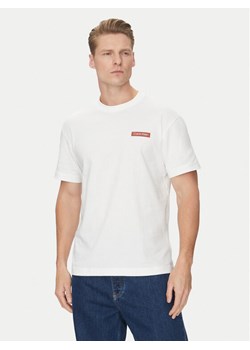 Calvin Klein T-Shirt Overlay Print K10K114158 Biały Regular Fit ze sklepu MODIVO w kategorii T-shirty męskie - zdjęcie 182739884