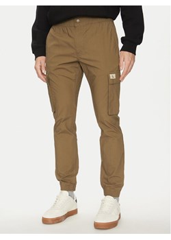 Calvin Klein Jeans Joggery J30J327614 Beżowy Skinny Fit ze sklepu MODIVO w kategorii Spodnie męskie - zdjęcie 182740024