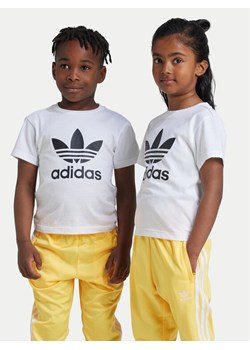 adidas T-Shirt adicolor Trefoil JE0518 Biały Regular Fit ze sklepu MODIVO w kategorii T-shirty chłopięce - zdjęcie 182741034