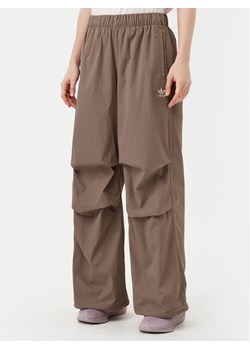 adidas Spodnie dresowe Essentials Ripstop JD0783 Beżowy Loose Fit ze sklepu MODIVO w kategorii Spodnie damskie - zdjęcie 182741403