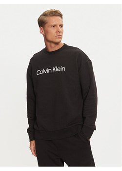 Calvin Klein Bluza Hero Logo K10K112956 Czarny Comfort Fit ze sklepu MODIVO w kategorii Bluzy męskie - zdjęcie 182742924