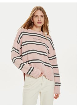 Guess Jeans Sweter W4BR09 Z3HM1 Różowy Regular Fit ze sklepu MODIVO w kategorii Swetry damskie - zdjęcie 182743052