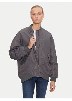 ONLY Kurtka bomber Mille 15322732 Szary Oversize ze sklepu MODIVO w kategorii Kurtki damskie - zdjęcie 182743782