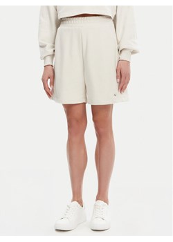 Calvin Klein Jeans Szorty sportowe J20J225221 Beżowy Relaxed Fit ze sklepu MODIVO w kategorii Szorty - zdjęcie 182743794