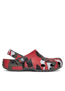 Crocs Klapki Geo Camo Clog 211009 Kolorowy ze sklepu MODIVO w kategorii Klapki męskie - zdjęcie 182744073