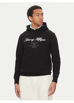 Tommy Hilfiger Bluza Script Logo MW0MW33631 Czarny Regular Fit ze sklepu MODIVO w kategorii Bluzy męskie - zdjęcie 182744892