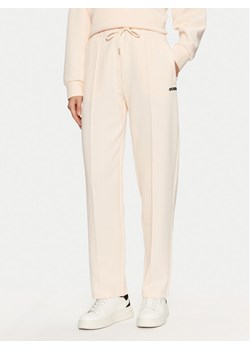 Guess Spodnie materiałowe V5RB01 KCLD1 Écru Regular Fit ze sklepu MODIVO w kategorii Spodnie damskie - zdjęcie 182745090
