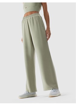 4F Spodnie dresowe 4FAW23TTROF459 Khaki Regular Fit ze sklepu MODIVO w kategorii Spodnie damskie - zdjęcie 182745624