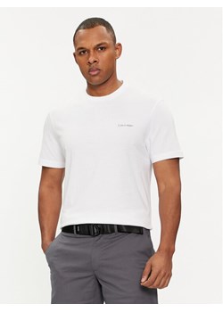 Calvin Klein T-Shirt Angled Back Logo K10K112495 Biały Regular Fit ze sklepu MODIVO w kategorii T-shirty męskie - zdjęcie 182745810
