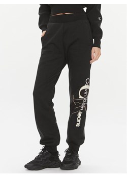 Calvin Klein Jeans Spodnie dresowe Bold Monologo J20J222606 Czarny Relaxed Fit ze sklepu MODIVO w kategorii Spodnie damskie - zdjęcie 182745972