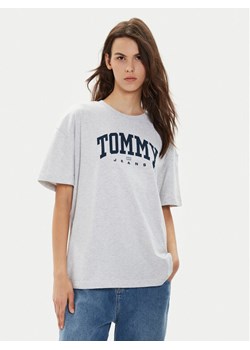 Tommy Jeans T-Shirt Varsity DW0DW18403 Szary Oversize ze sklepu MODIVO w kategorii Bluzki damskie - zdjęcie 182746180