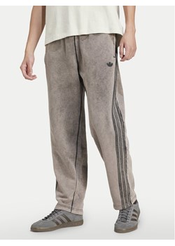 adidas Spodnie dresowe Premium Essentials Retro JD0217 Szary Loose Fit ze sklepu MODIVO w kategorii Spodnie męskie - zdjęcie 182746310