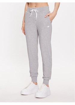 4F Spodnie dresowe 4FSS23TTROF229 Szary Regular Fit ze sklepu MODIVO w kategorii Spodnie damskie - zdjęcie 182746594