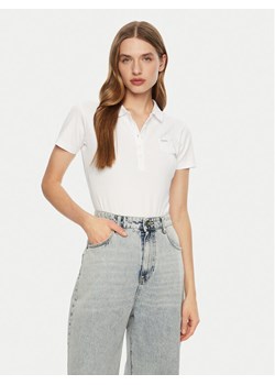 Guess Polo W5RP47 KARS2 Biały Regular Fit ze sklepu MODIVO w kategorii Bluzki damskie - zdjęcie 182747721