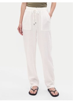 Gap Spodnie materiałowe 541243-02 Biały Loose Fit ze sklepu MODIVO w kategorii Spodnie damskie - zdjęcie 182747761