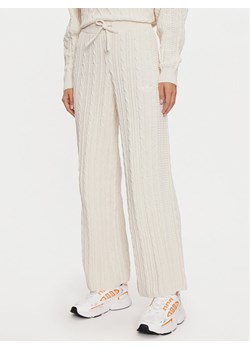 adidas Spodnie dzianinowe JN7658 Écru Regular Fit ze sklepu MODIVO w kategorii Spodnie damskie - zdjęcie 182747882