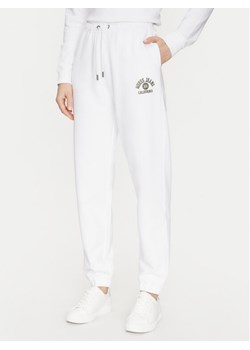 Guess Spodnie dresowe W5RB63 K68I4 Biały Regular Fit ze sklepu MODIVO w kategorii Spodnie damskie - zdjęcie 182747972