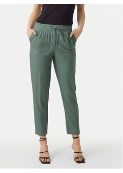 Vero Moda Spodnie materiałowe Jesmilo 10279691 Zielony Regular Fit ze sklepu MODIVO w kategorii Spodnie damskie - zdjęcie 182747982