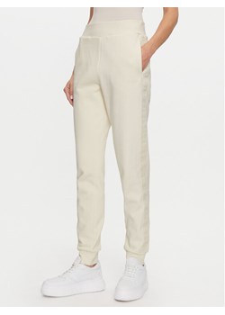 Guess Spodnie dresowe Stacie V4BB00 KC5O0 Écru Regular Fit ze sklepu MODIVO w kategorii Spodnie damskie - zdjęcie 182748484