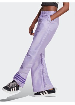 adidas Spodnie dresowe Wide Leg Tracksuit Bottoms IC5443 Fioletowy ze sklepu MODIVO w kategorii Spodnie damskie - zdjęcie 182748713