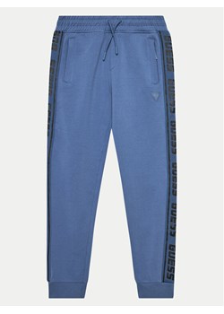 Guess Spodnie dresowe L2YQ48 K6ZS1 Niebieski Relaxed Fit - id: 0000303927226 - marki Guess - 182748722 Guess Spodnie dresowe L2YQ48 K6ZS1 Niebieski Relaxed Fit ze sklepu MODIVO w kategorii Spodnie chłopięce - zdjęcie 182748722
