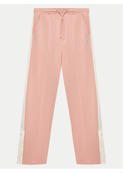 Guess Spodnie dresowe J5RB10 KCO72 Różowy Regular Fit ze sklepu MODIVO w kategorii Spodnie damskie - zdjęcie 182748824