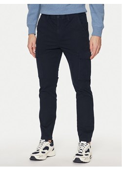 Tommy Jeans Spodnie materiałowe Austin DM0DM20281 Granatowy Regular Fit ze sklepu MODIVO w kategorii Spodnie męskie - zdjęcie 182749044