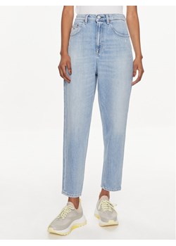 Tommy Jeans Jeansy DW0DW17617 Niebieski Mom Fit ze sklepu MODIVO w kategorii Jeansy damskie - zdjęcie 182749350