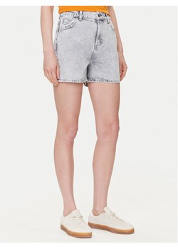 Mustang Szorty jeansowe Charlotte 1016558 Szary Mom Fit ze sklepu MODIVO w kategorii Szorty - zdjęcie 182749420
