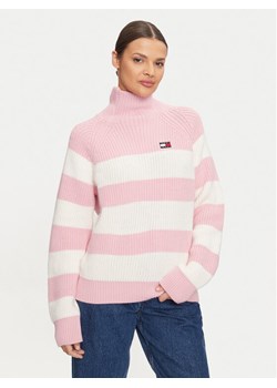 Tommy Jeans Golf Badge DW0DW19914 Różowy Regular Fit ze sklepu MODIVO w kategorii Swetry damskie - zdjęcie 182749804