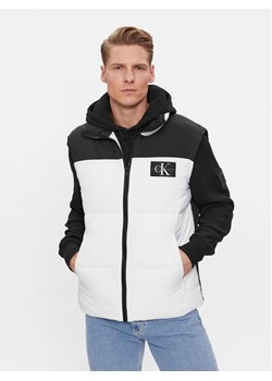 Calvin Klein Jeans Kamizelka J30J324665 Biały Regular Fit ze sklepu MODIVO w kategorii Kamizelki męskie - zdjęcie 182750894
