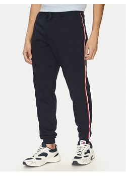 Tommy Hilfiger Spodnie dresowe Global Stripe MW0MW38696 Granatowy Regular Fit ze sklepu MODIVO w kategorii Spodnie męskie - zdjęcie 182750904