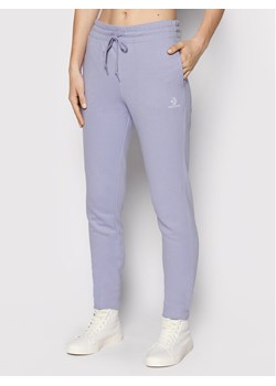 Converse Spodnie dresowe Star Chevron 10020164-A17 Fioletowy Regular Fit ze sklepu MODIVO w kategorii Spodnie damskie - zdjęcie 182751023