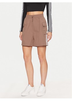 adidas Szorty sportowe adicolor JC8132 Beżowy Loose Fit ze sklepu MODIVO w kategorii Szorty - zdjęcie 182751130