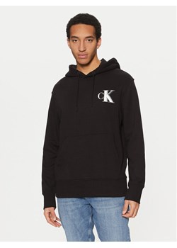 Calvin Klein Jeans Bluza J30J327476 Czarny Regular Fit ze sklepu MODIVO w kategorii Bluzy męskie - zdjęcie 182751434