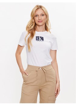 Calvin Klein Jeans T-Shirt J20J221631 Biały Regular Fit ze sklepu MODIVO w kategorii Bluzki damskie - zdjęcie 182751474