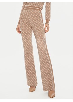 Guess Spodnie materiałowe W3YB38 Z37K0 Beżowy Regular Fit ze sklepu MODIVO w kategorii Spodnie damskie - zdjęcie 182751800