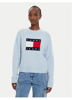 Tommy Jeans Sweter Flag DW0DW18681 Błękitny Relaxed Fit ze sklepu MODIVO w kategorii Swetry damskie - zdjęcie 182751882