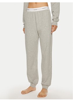 Calvin Klein Underwear Spodnie dresowe 000QS7271E Szary Regular Fit ze sklepu MODIVO w kategorii Spodnie damskie - zdjęcie 182752390