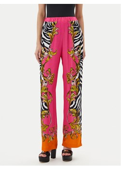 Versace Jeans Couture Spodnie materiałowe 78HAA1P2 Różowy Straight Fit ze sklepu MODIVO w kategorii Spodnie damskie - zdjęcie 182752632