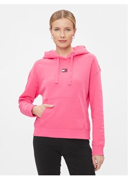 Tommy Jeans Bluza Badge DW0DW17326 Różowy Boxy Fit ze sklepu MODIVO w kategorii Bluzy damskie - zdjęcie 182752634