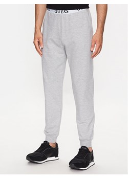 Guess Joggery U3YB00 KBS91 Szary Regular Fit ze sklepu MODIVO w kategorii Spodnie męskie - zdjęcie 182752722