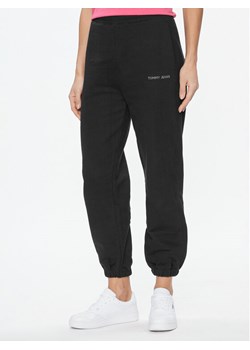 Tommy Jeans Spodnie dresowe Classics DW0DW17309 Czarny Relaxed Fit ze sklepu MODIVO w kategorii Spodnie damskie - zdjęcie 182752822