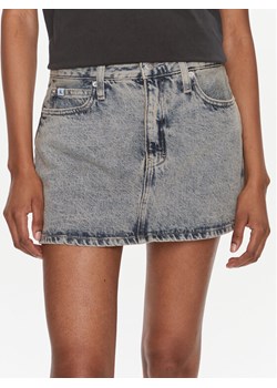 Calvin Klein Jeans Spódnica jeansowa J20J222502 Niebieski Regular Fit ze sklepu MODIVO w kategorii Spódnice - zdjęcie 182753000
