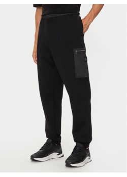Armani Exchange Spodnie dresowe XM000084 AF10818 UC001 Czarny Regular Fit ze sklepu MODIVO w kategorii Spodnie męskie - zdjęcie 182753184