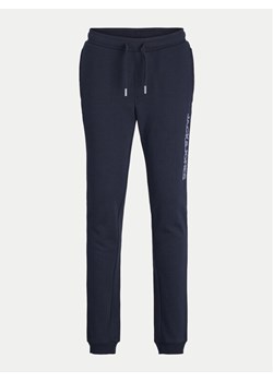 Jack&Jones Junior Spodnie dresowe Alvis 12259888 Granatowy Regular Fit ze sklepu MODIVO w kategorii Spodnie chłopięce - zdjęcie 182753303